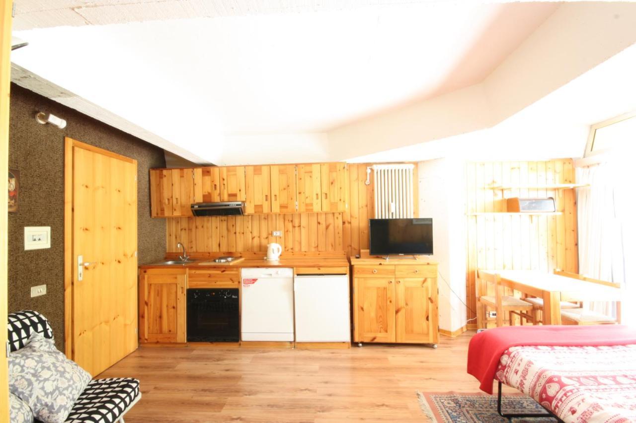 Marilleva 1400 Appartamenti Montana エクステリア 写真